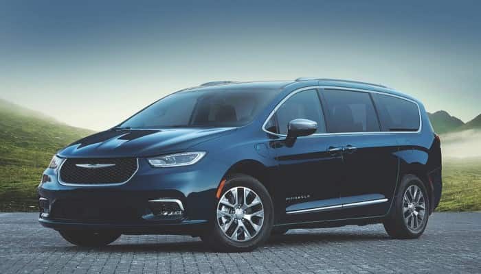 2028 chrysler pacifica minivan design engine release date